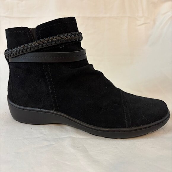 NWT Clarks Black Suede "Cora Braid" Ankle Booties Women's Size 10M - Picture 3 of 11